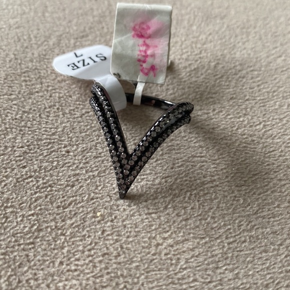 Black V-Shaped Ring - Picture 4 of 5